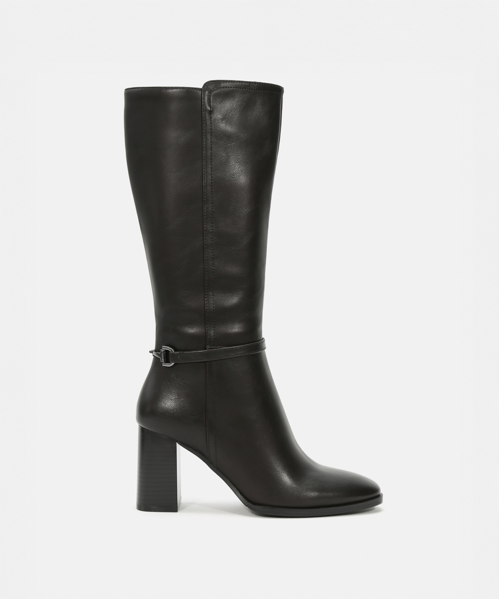 Botas tacón detalle estribo